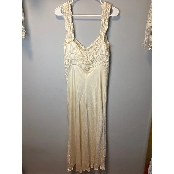 ASTR The Label Cream Smocked Bust Ruffle Satiny Midi Dress Womens Large Bohemian - Picture 4 of 7